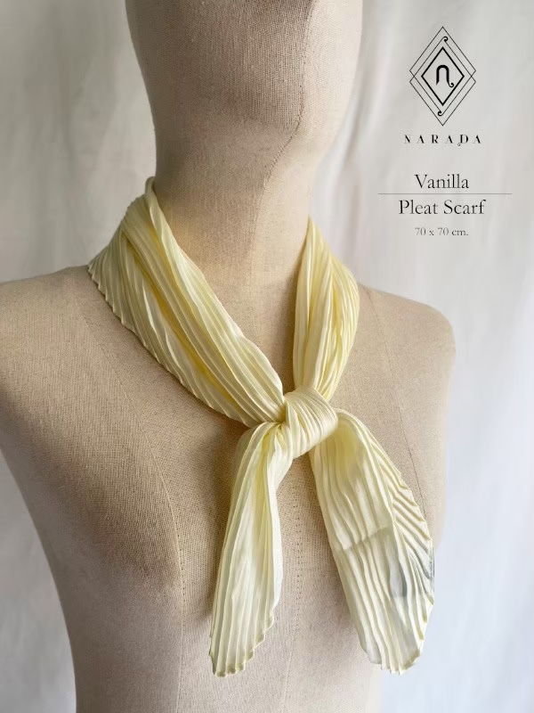 ผ้าพันคอซาตินอัดพลีท Vanilla 01N-707005