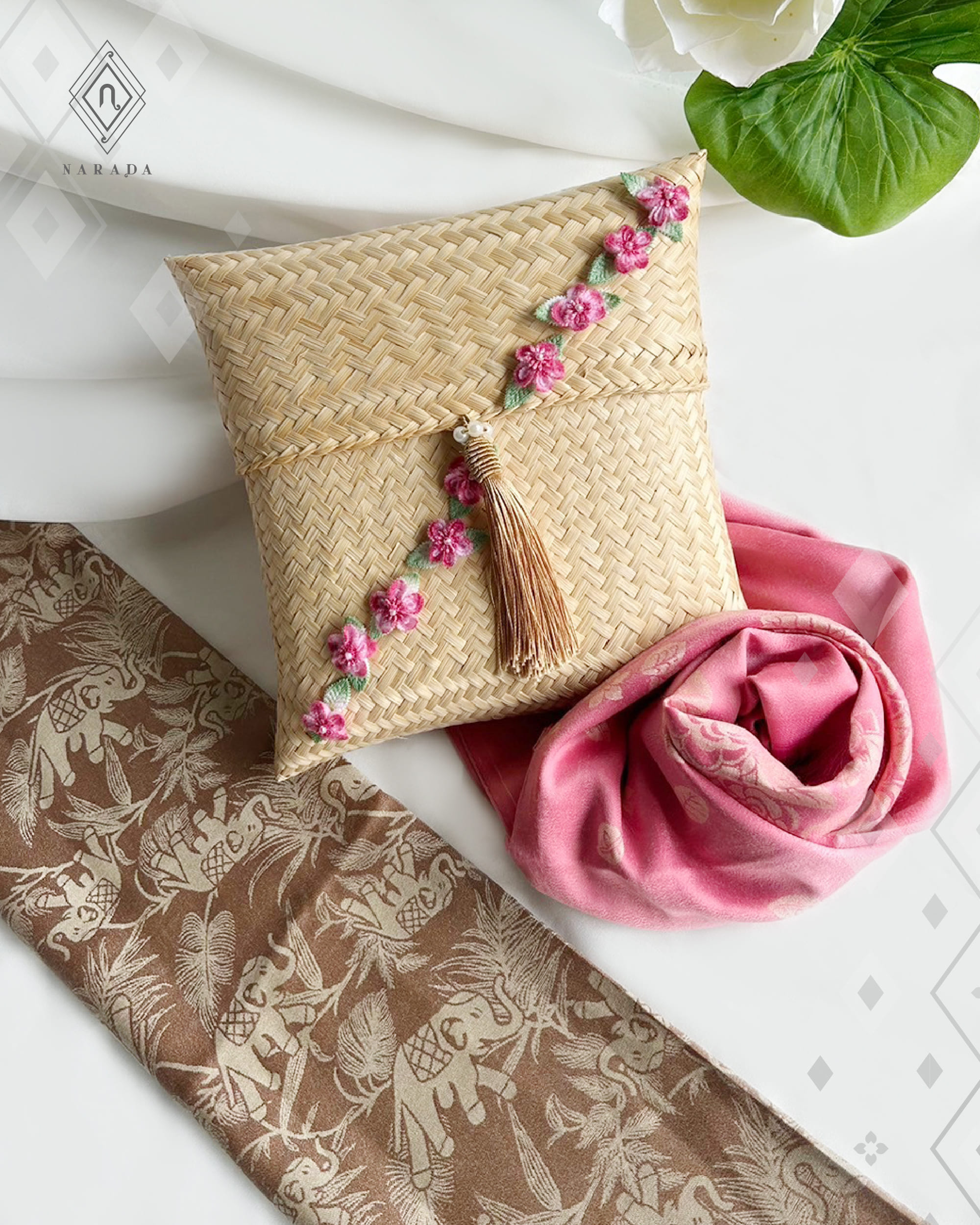 ผ้าคลุมไหล่ลายไทย ในกระเป๋าสาน TT50