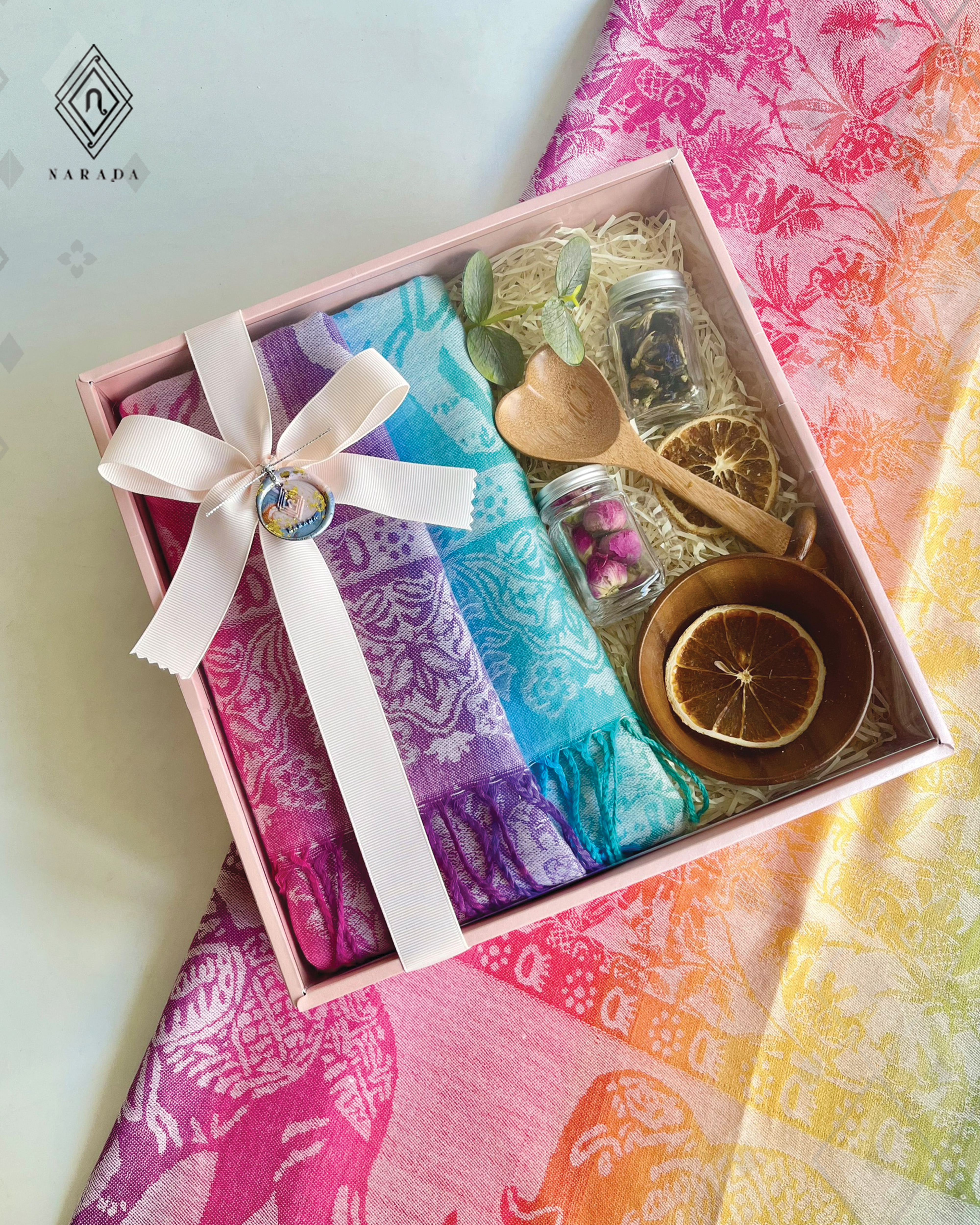 ผ้าพลายตะวันพร้อมกับชาดอกไม้ - TT167