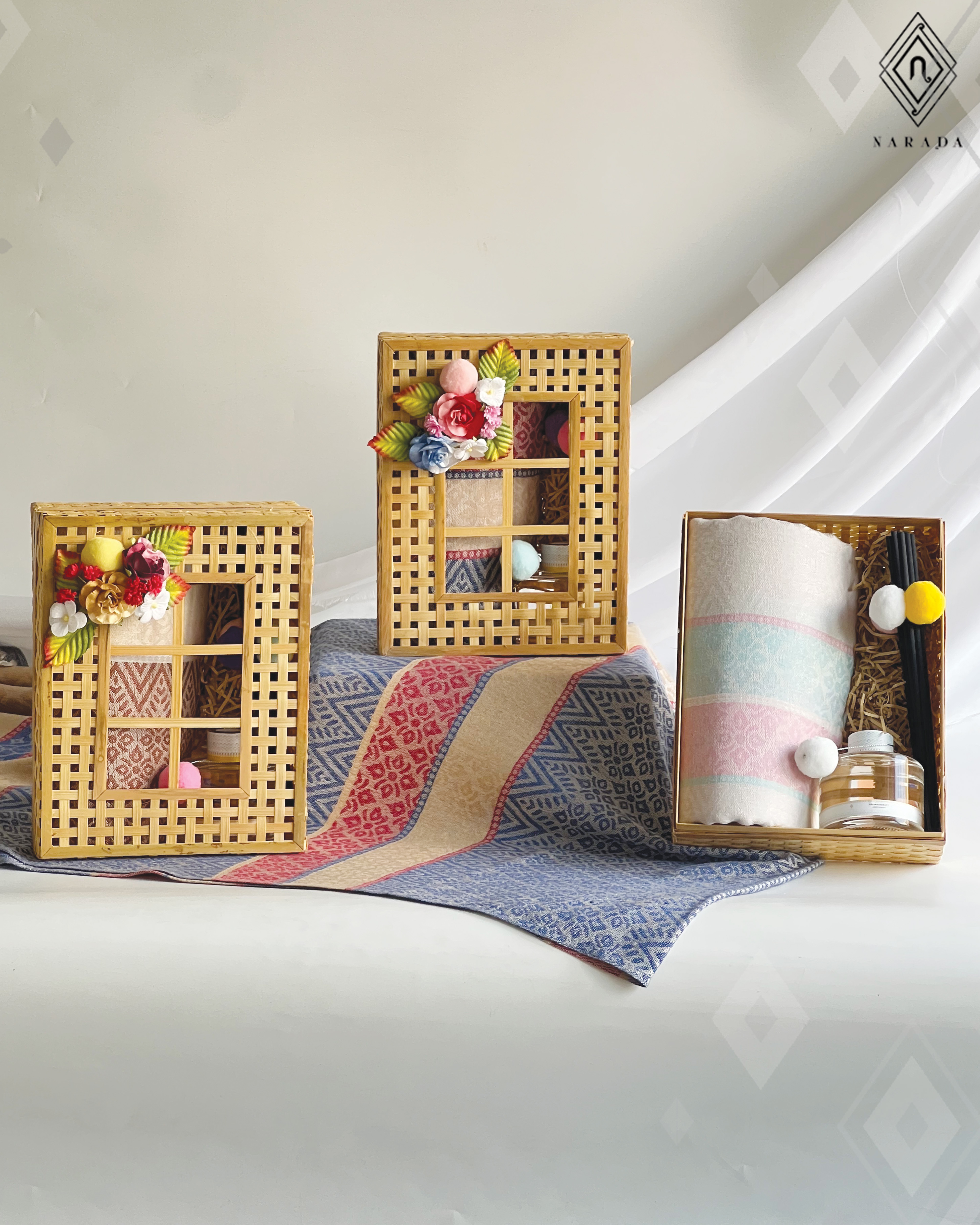 ผ้าฝ้ายธารศิลป์พร้อม aroma ในกล่องหวายสาน - TT188