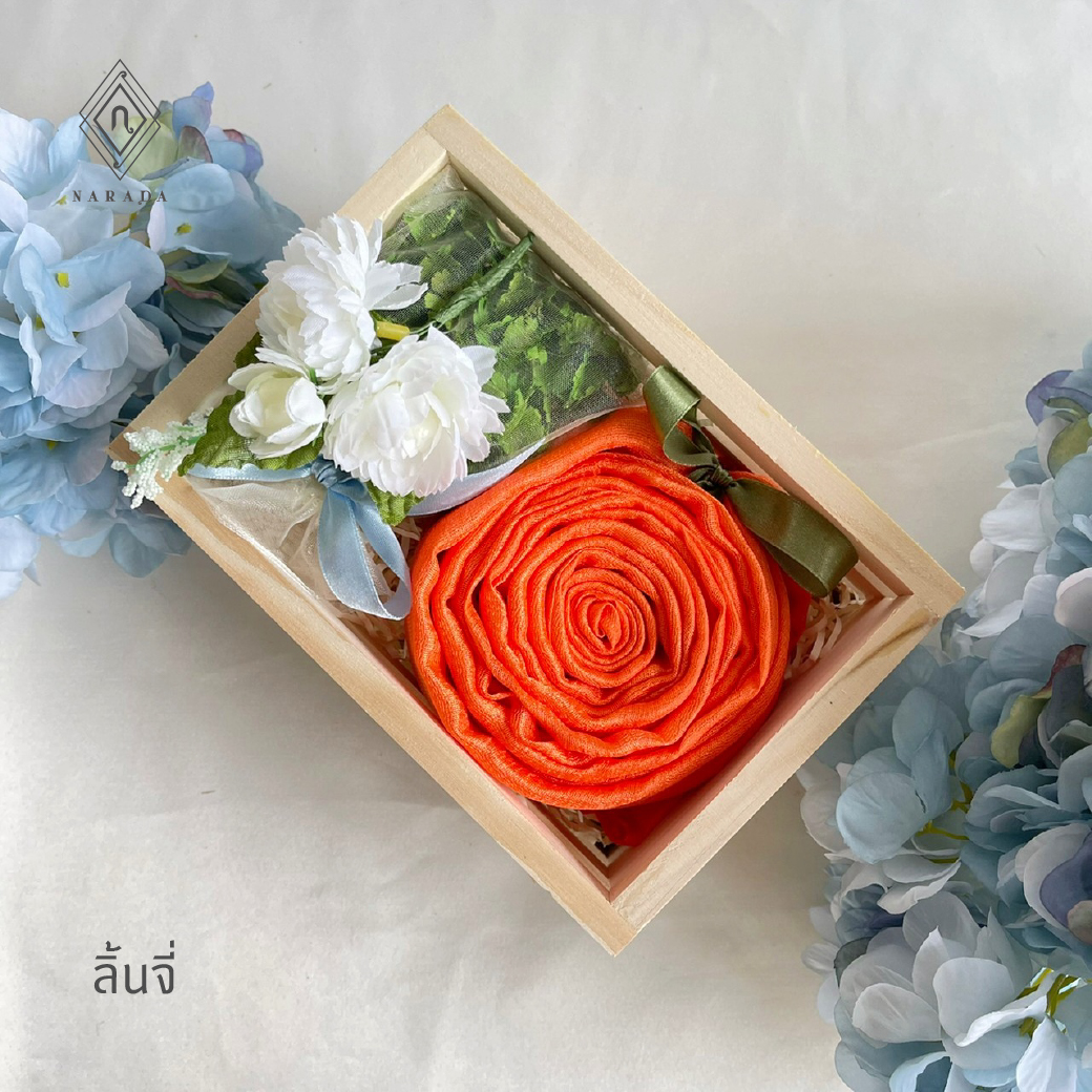 ผ้าคลุมไหล่ไหมมุก ในกล่องไม้มินิ Package SM