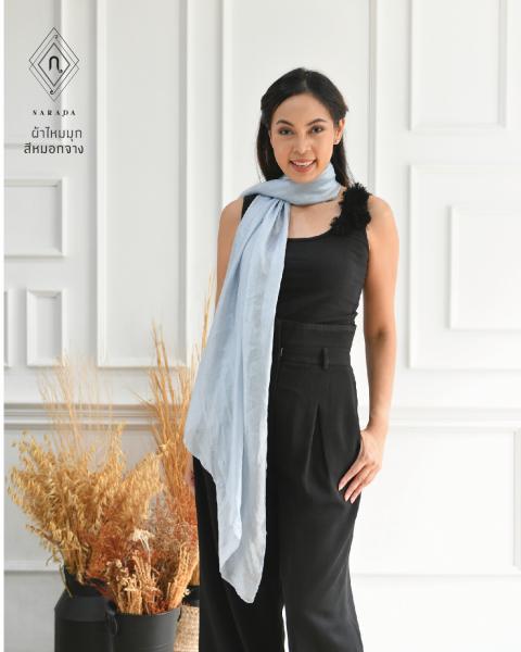 ผ้าพันคอไหมมุก ฟ้าหมอกจาง